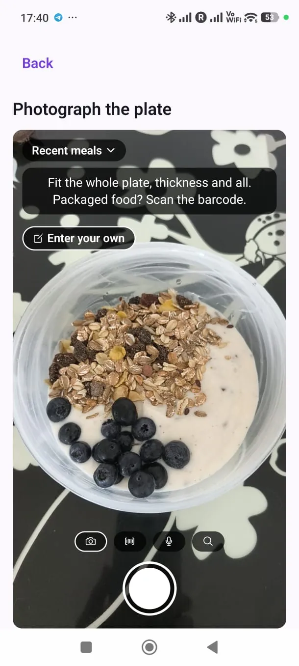 Photographing a meal in the GATA app to count calories